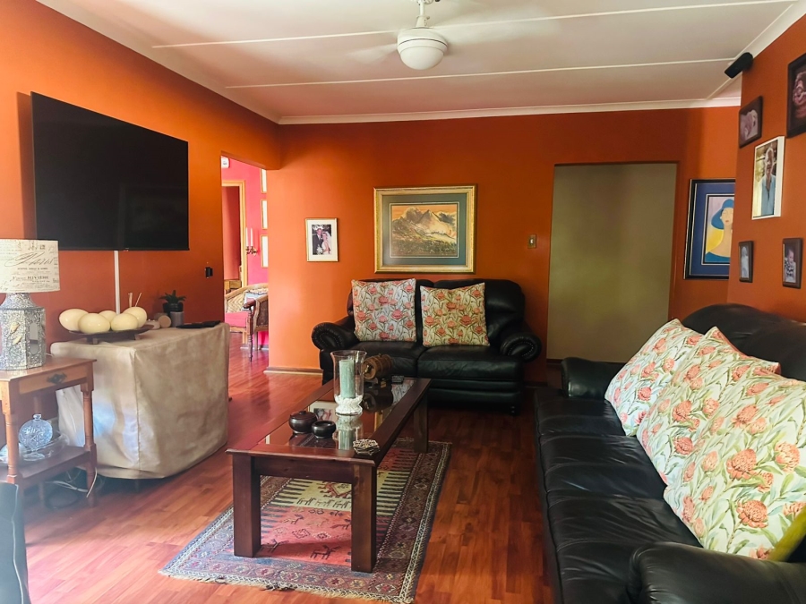 4 Bedroom Property for Sale in Glen Barrie Western Cape